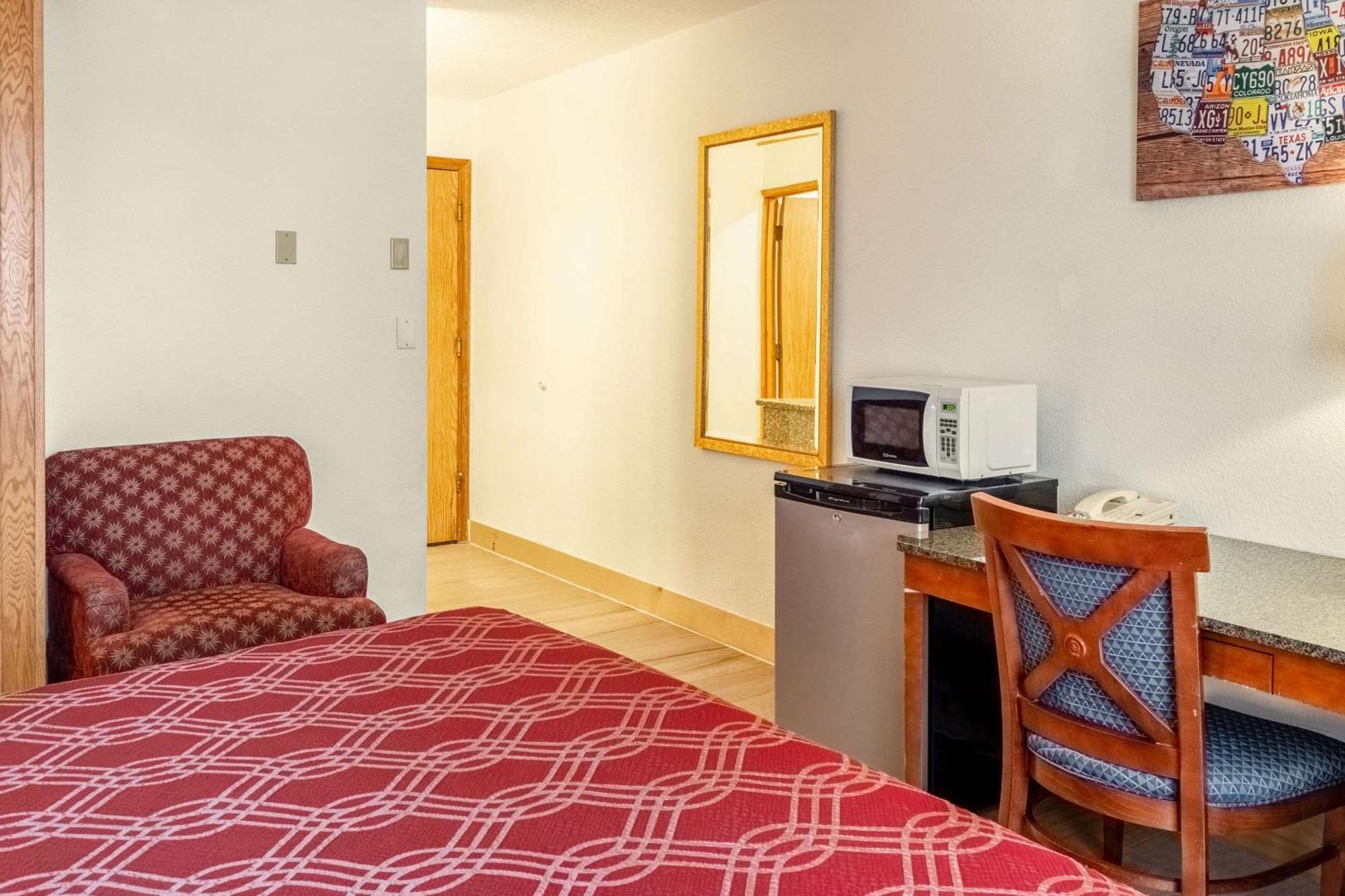 Econo Lodge Inn & Suites Madras Exterior foto